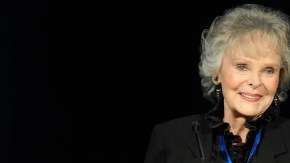 A lo largo de su vida, June Lockhart se distinguió por su amor hacia los animales y su constante labor en defensa de sus derechos. Fue una entusiasta colaboradora en la protección de los caballos de la Policía Montada de Santa Mónica y también prestó su voz como representante nacional de la organización International Hearing Dog Inc., dedicada al entrenamiento de perros para asistir a personas con pérdida auditiva. (Photo by Frank Micelotta/Invision for Academy of Television Arts & Sciences/AP Images)